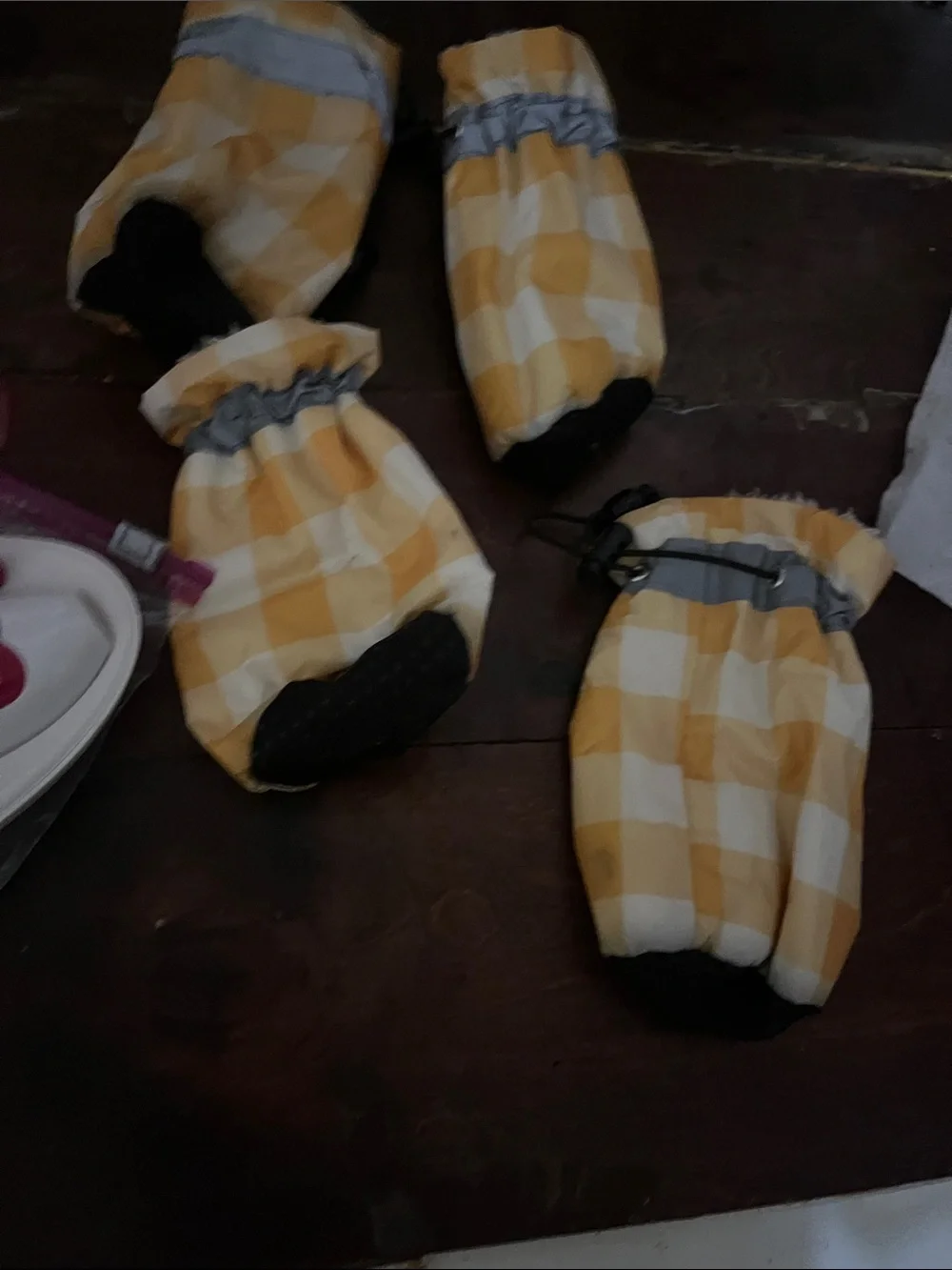 Wahl Pink Pet Nail Clipper with Yellow Checkered Dog Paw Covers